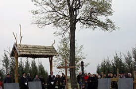 Méltóságteljes megemlékezés az Akácfánál